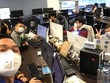 Nhân viên một công ty công nghệ tại Duy Tân được yêu cầu đeo khẩu trang khi làm việc. Ảnh: Đức Anh.