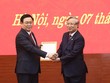 Thường trực Ban Bí thư Trần Quốc Vượng trao Quyết định của Bộ Kl991.com tải ứng dụng phân công Phó Thủ tướng Vương Đình Huệ làm Bí thư Thành ủy Hà Nội nhiệm kỳ 2015-2020.