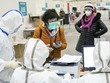 Nhân viên y tế tiếp nhận bệnh nhân tại một bệnh viện ở Vũ Hán, Trung Quốc. (Ảnh: THX/TTXVN).