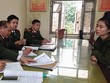 Công an làm việc với Cà Thị Lả. Ảnh: Công an cung cấp.