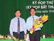 Bí thư Tỉnh ủy Vĩnh Long Trần Văn Rón chúc mừng ông Lữ Quang Ngời (ôm hoa).