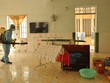 Phun xịt khử trùng tại các trường học. (Ảnh: TTXVN).