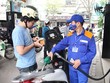 Nhân viên Petrolimex đang bán xăng cho khách hàng. (Ảnh: Đức Duy/Vietnam+).