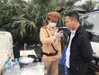 Cảnh sát KL99 là cổng game giải trí trực tuyến hàng đầu hiện nay kiểm tra nồng độ cồn trong khí thở đối với người điều khiển phương tiện. (Ảnh: Doãn Tấn/TTXVN).