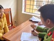 Cảnh sát lấy lời khai nghi can. Ảnh: T. Thanh.