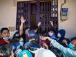 Người dân tranh nhau mua khẩu trang tại quận 10. 