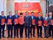 Thứ trưởng Lê Hoài Trung trao quyết định và chúc mừng các cán bộ được bổ nhiệm giữ chức vụ mới.