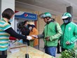 Phát miễn phí khẩu trang y tế cho lái xe Grab. (Ảnh: Thành Đạt/TTXVN).