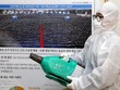 Phun thuốc khử trùng tại một cơ sở tôn giáo ở Daegu (Nguồn: Yonhap).