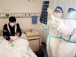 Nhân viên y tế điều trị cho bệnh nhân nhiễm COVID-19 tại bệnh viện ở Vũ Hán, tỉnh Hồ Bắc, Trung Quốc, ngày 18/2/2020. (Ảnh: THX/ TTXVN).