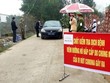 Một chốt kiểm soát tại một lối vào của xã Sơn Lôi, huyện Bình Xuyên. (Ảnh: Hoàng Hùng/TTXVN).
