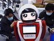 Trung Quốc đưa vào sử dụng robot khử trùng thế hệ đầu tiên tại công ty công nghệ Thanh Đảo, tỉnh Sơn Đông, Trung Quốc ngày 11/2/2020. (Ảnh: THX/TTXVN).