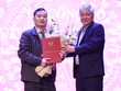 Bộ trưởng, Chủ nhiệm Ủy ban Dân tộc trao quyết định và chúc mừng đồng chí Hoàng Đức Thành.