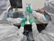 Thử nghiệm bộ dụng cụ xét nghiệm axit nucleic tại một công ty chế phẩm vi sinh ở thành phố Thành Đô, tỉnh Tứ Xuyên, Trung Quốc. (Ảnh: THX/TTXVN).