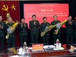 Đại tướng Lương Cường chúc mừng các đồng chí bàn giao và nhận bàn giao nhiệm vụ.