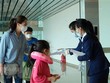 Nhân viên Sân bay quốc tế Cam Ranh phát tờ rơi hướng dẫn phòng dich COVID-19 cho hành khách tại khu vực nhập cảnh. (Ảnh: Nguyễn Dũng/TTXVN).