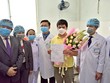 Bệnh nhân Li Zichao (áo vàng) đã được xuất viện sau 13 ngày điều trị tại Bệnh viện Chợ Rẫy. Ảnh: Lê Toàn.