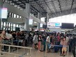 Hành khách làm thủ tục tại sân bay. (Ảnh: Việt Hùng/Vietnam+).