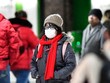 Một phụ nữ đeo khẩu trang tại ga tàu ở Duesseldorf, Đức. Ảnh: AP.