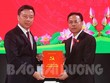 Ông Hoàng Quốc Thưởng (phải) nhận quyết định. Ảnh: Báo Hải Dương.