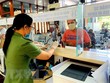 Cán bộ Công an cửa khẩu Tân Sơn Nhất chủ động trang bị đầy đủ khẩu trang, găng tay trong khi làm nhiệm vụ. (Ảnh: Thành Chung/TTXVN).