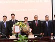 Phó Thủ tướng Thường trực Kl993 ưu đãi thưởng hấp dẫn Trương Hòa Bình và lãnh đạo Bộ Tư pháp chúc mừng 2 tân Thứ trưởng. Ảnh: VGP.