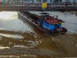 Tàu thuyền chật vật vượt qua gầm cầu Đuống trong mùa nước lũ (Ảnh: VOV).