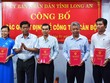 Phó Bí thư Tỉnh ủy, Chủ tịch UBND tỉnh Long An Trần Văn Cần trao các quyết định về công tác cán bộ.