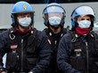 Cảnh sát chống bạo động bên ngoài nhà tù ở thành phố Modena, Italy hôm 9/3. Ảnh: AFP.