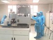 Xét nghiệm sàng lọc mẫu bệnh phẩm của các trường hợp nghi ngờ đến từ vùng dịch COVID-19 tại Trung tâm kiểm soát bệnh tật thành phố Hà Nội. (Ảnh: TTXVN/Vietnam+).