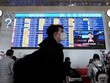 Hành khách đeo khẩu trang tại sân bay Bắc Kinh. (Ảnh: Reuters).
