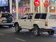 Hai ôtô chở nhóm khách liên quan đã bị cách ly và không cho bay về Hà Nội tối 11/3.