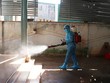 Phun thuốc khử trùng khu phố có bệnh nhân dương tính với virus SARS-Cov-2 trong tình huống diễn tập. (Ảnh: Tuấn Anh/ TTXVN).