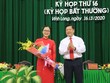 Bí thư Tỉnh ủy Vĩnh Long Trần Văn Rón chúc mừng đồng chí Nguyễn Thị Quyên Thanh.
