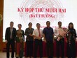 Ông Nguyễn Trung Triều (áo trắng) nhận hoa chúc mừng.