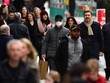 Người dân trên đường phố trung tâm London hôm 14/3. Ảnh: AFP.