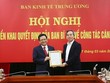 Đồng chí Nguyễn Văn Bình trao quyết định và chúc mừng đồng chí Nguyễn Đức Hiển.