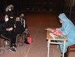 Làm thủ tục tiếp nhận người dân tại khu cách ly, theo dõi. (Ảnh: TTXVN).
