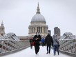 Người dân đeo khẩu trang phòng lây nhiễm COVID-19 tại London, Anh, ngày 9/3/2020. (Nguồn: THX/TTXVN).