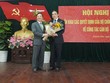 Đồng chí Nguyễn Khắc Định trao quyết định và chúc mừng đồng chí Nguyễn Khắc Toàn.