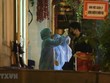 Nhân viên y tế sẽ đo thân nhiệt cho mỗi người trước khi vào khu cách ly. (Ảnh: Minh Quyết/TTXVN).