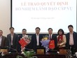 Bộ trưởng Bộ Tư pháp Lê Thành Long (giữa) trao quyết định cho các nhân sự mới được bổ nhiệm. Ảnh: Cổng TTĐT Bộ Tư pháp.