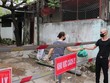 Người thân chuyển nhu yếu phẩm cho người trong khu vực cách ly ngõ 165 Cầu Giấy. (Ảnh: Thành Đạt/TTXVN).