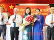 Lãnh đạo Tỉnh ủy, HĐND, UBND tỉnh Bình Phước chúc mừng đồng chí Huỳnh Thị Hằng.