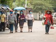Người dân đeo khẩu trang nhằm ngăn chặn sự lây lan của dịch COVID-19 tại thủ đô Vientiane, Lào ngày 23/3/2020. (Ảnh: THX/TTXVN).
