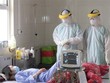 Các bác sỹ theo dõi diễn biến sức khỏe bệnh nhân nhiễm COVID-19 tại Bệnh viện bệnh lý hô hấp cấp tính số 2 (thành phố Hạ Long). (Ảnh: TTXVN phát).