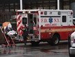 Nhân viên y tế chuyển bệnh nhân nghi nhiễm COVID-19 tới bệnh viện ở New York, Mỹ, ngày 23/3/2020. (Nguồn: AFP/TTXVN).