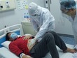 Các bác sĩ Bệnh viện Bệnh Nhiệt đới Trung ương thăm khám cho một ca mắc Covid-19. 