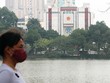 Người dân đeo khẩu trang phòng Covid-19 khi dạo quanh Hồ Gươm. 