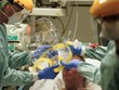 Nhân viên y tế điều trị cho bệnh nhân Covid-19 tại một bệnh viện Erasme ở Brussels, Bỉ hôm 27/3. Ảnh:AFP.
